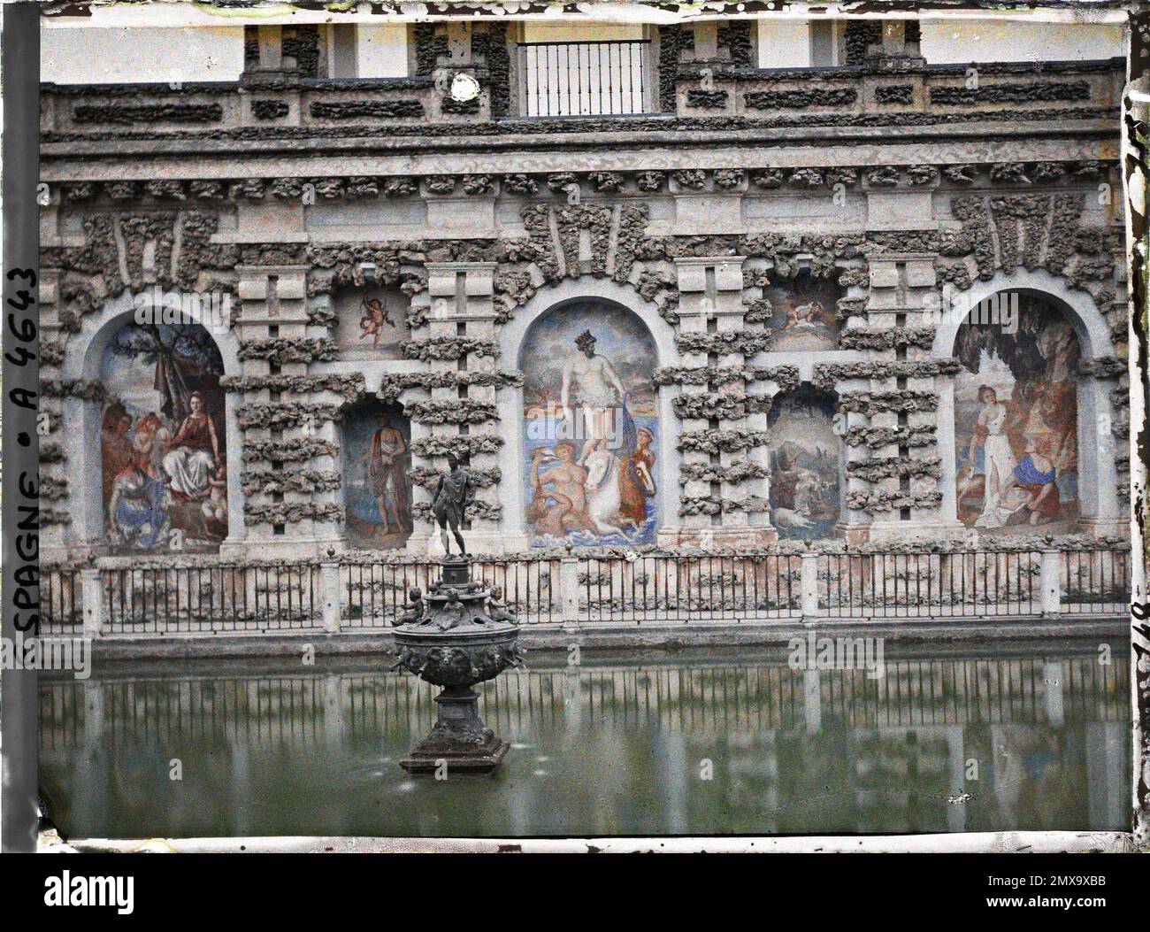 Séville, Espagne dans les jardins de l'Alcazar, la Galerie Grotesco (Grotesques) et la fontaine au mercure au centre du bassin , 1914 - Espagne - Auguste Léon - (15 juin -4 juillet) Banque D'Images