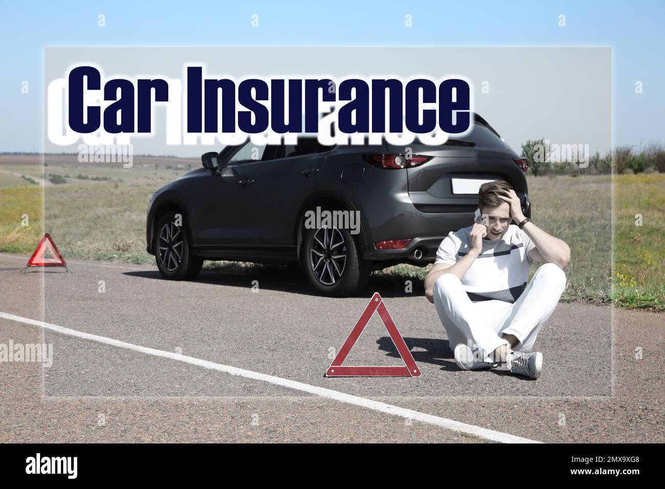 Homme parlant au téléphone près d'une voiture brisée à l'extérieur. Assurance automobile Banque D'Images