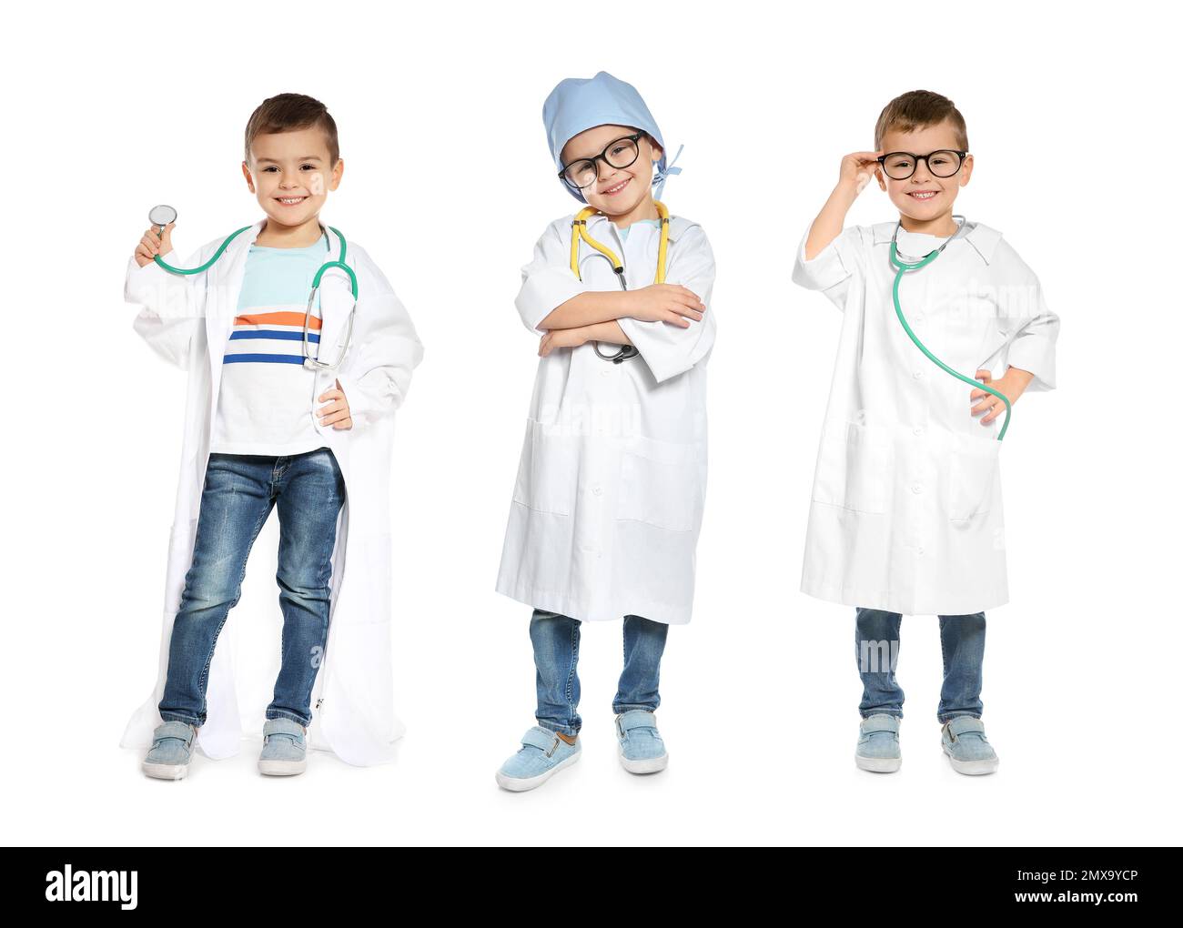 Collage d'un petit enfant mignon portant l'uniforme du médecin sur fond blanc Banque D'Images