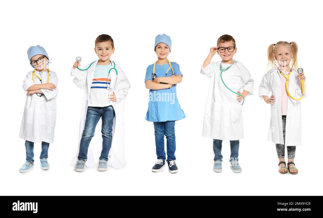 Collage de petits enfants mignons portant des costumes d'uniforme de médecin sur fond blanc. Bannière Banque D'Images
