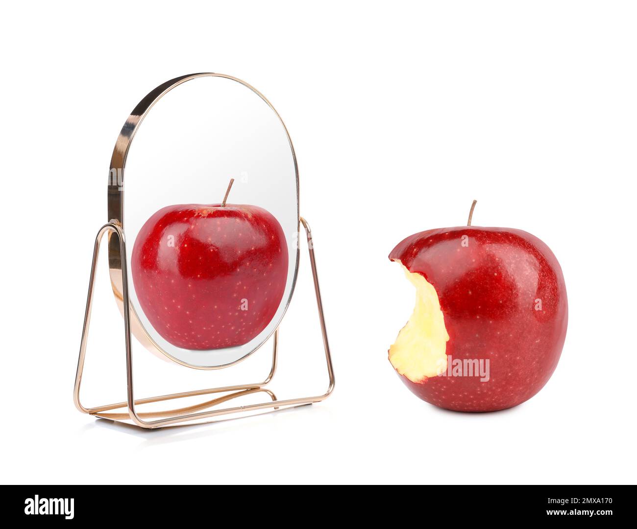 Mordu la pomme rouge et miroir avec réflexion sur fond blanc Banque D'Images