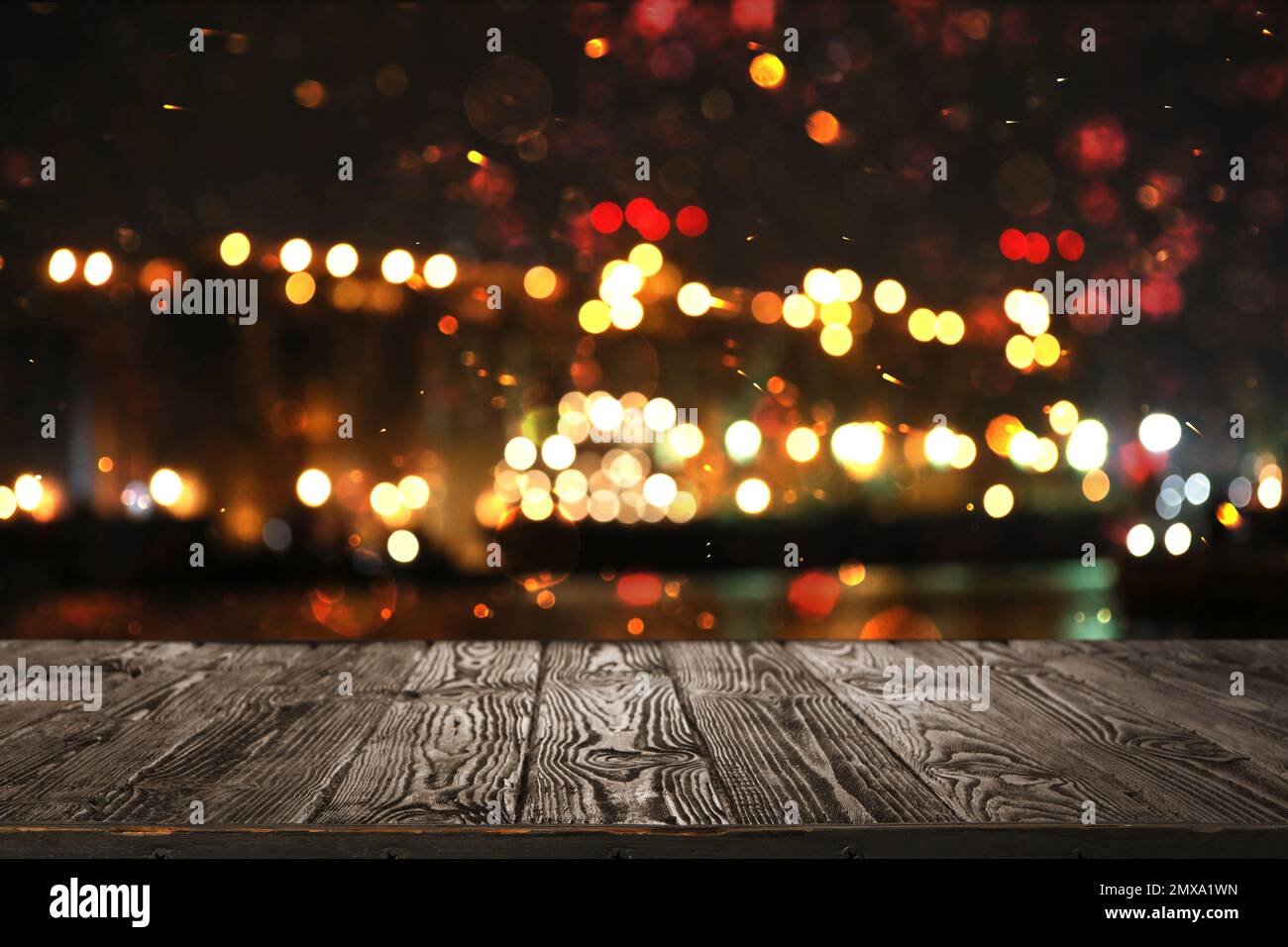 Vider la surface en bois contre les lumières floues. Ambiance festive Banque D'Images