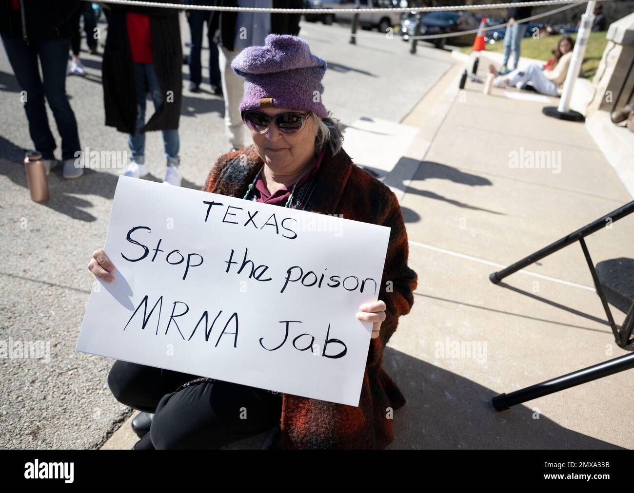 Austin Texas États-Unis, 29 janvier 2023: Une femme détient un signe protestant contre les vaccins MRNA COVID-19 alors qu'une petite foule de conservateurs texans se rassemblent au Capitole du Texas contre les mandats de vaccination. ©Bob Daemmrich Banque D'Images