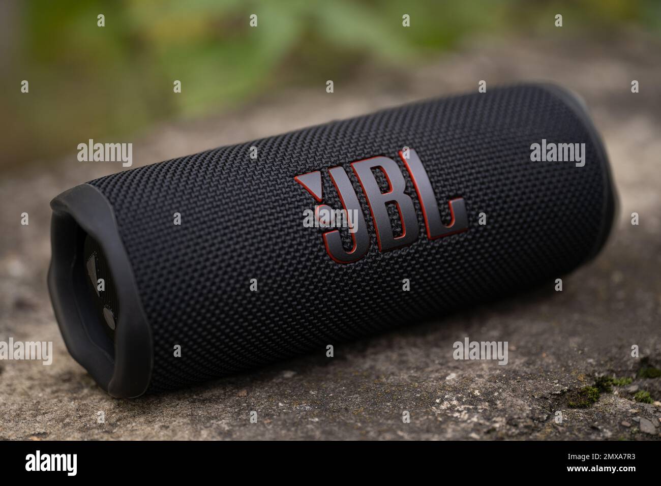 LVIV, UKRAINE - 12 OCTOBRE 2022 : JBL Flip 6 Noir, enceinte portable bluetooth Outdoors Banque D'Images