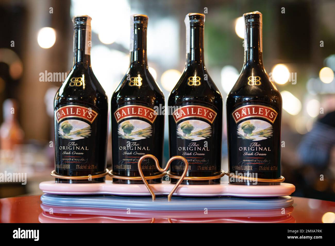 LVIV, UKRAINE - 26 OCTOBRE 2022: Baileys Irish Cream quatre bouteilles de  verre sur un support de marque avec éclairage Photo Stock - Alamy