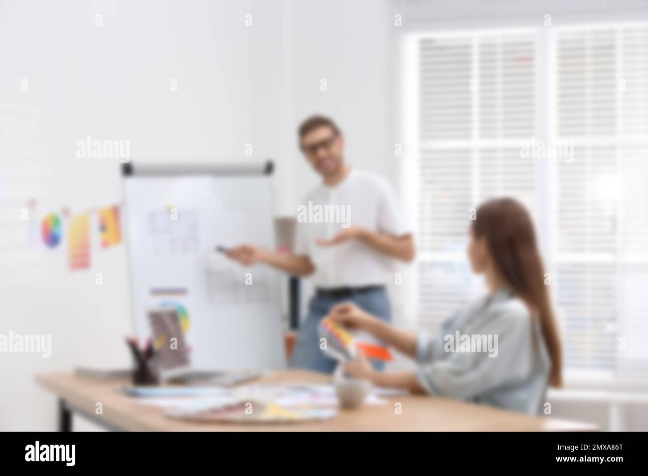 Vue floue des designers d'intérieur professionnels travaillant au bureau Banque D'Images