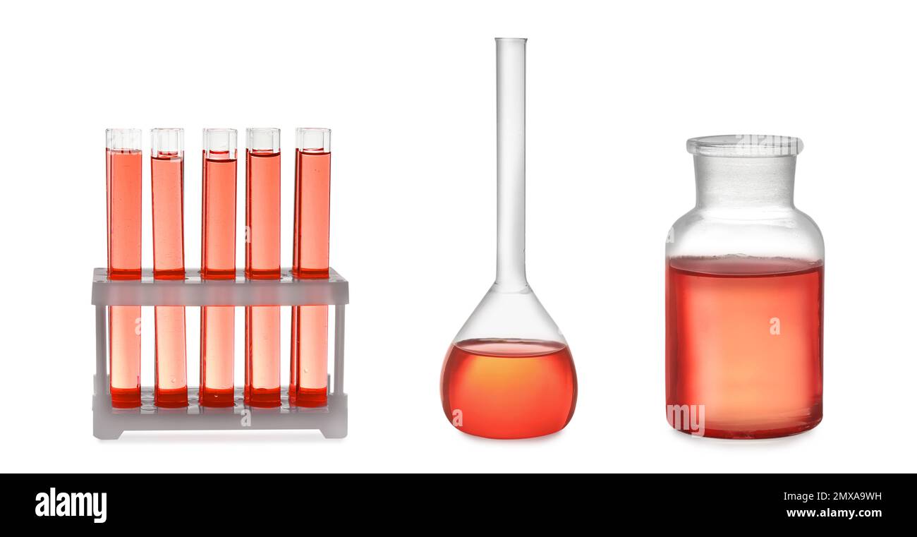 Jeu de verrerie de laboratoire avec liquide rouge sur fond blanc. Bannière Banque D'Images