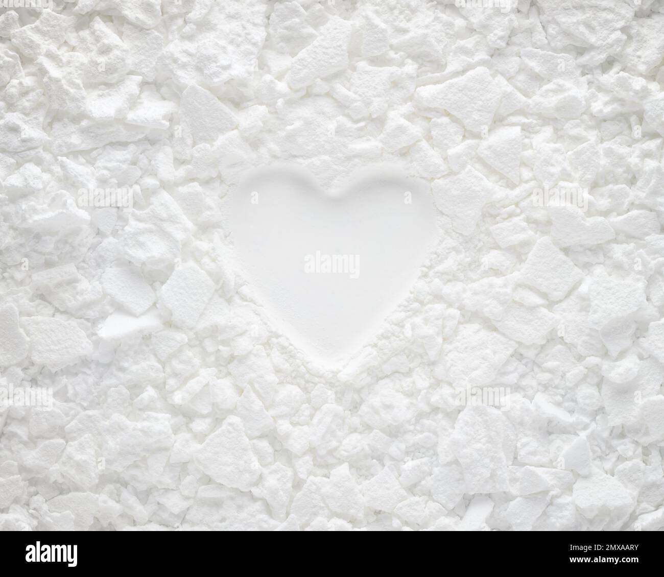Perspective aérienne de roche blanche ou de pierre brute brisée avec impression en forme de coeur central. Banque D'Images