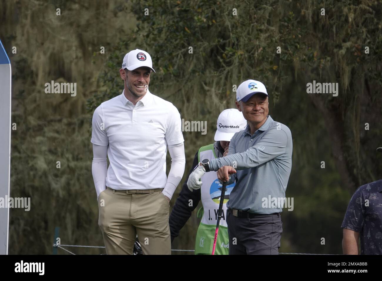 Pebble Beach, Californie, États-Unis. 2nd févr. 2023. Gareth Bale, icône mondiale et galloise du football, avec Jerry Yang, partenaire amateur, sur le parcours 16th trous du Spyglass Hill Golf course pendant la première partie du tournoi AT&T Pro-Am 2023, PGA Tour crédit : Motofoto/Alamy Live News Banque D'Images