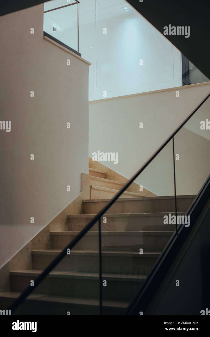 intérieur blanc avec clôture en verre et escaliers Banque D'Images