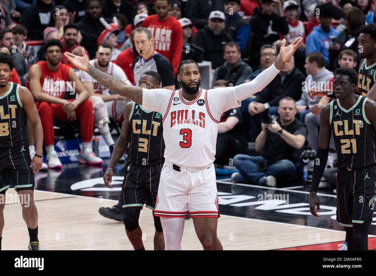 Chicago, États-Unis. 02nd févr. 2023. Andre Drummond (3 Bulls de Chicago) réagit à une pièce lors du match entre les Bulls de Chicago et les Hornets de Charlotte le jeudi 2 février 2023 au Centre Uni de Chicago, aux États-Unis. (PAS D'UTILISATION COMMERCIALE) (Foto: Shaina Benhiyoun/Sports Press photo/C - DÉLAI D'UNE HEURE - ACTIVER FTP UNIQUEMENT SI LES IMAGES DE MOINS D'UNE HEURE - Alay) crédit: SPP Sport Press photo. /Alamy Live News Banque D'Images