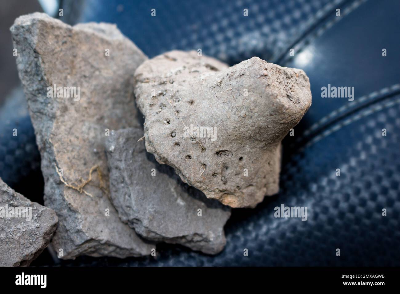 Fragments non nettoyés de récipients en céramique et un plongeur du type de Dyakov trouvé dans une ancienne colonie. Région de Kaluga, Russie Banque D'Images