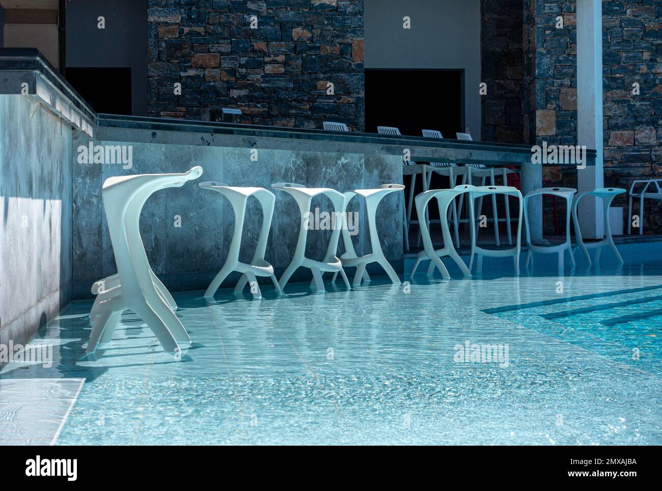 Tabourets de bar de piscine Banque de photographies et d'images à haute  résolution - Alamy