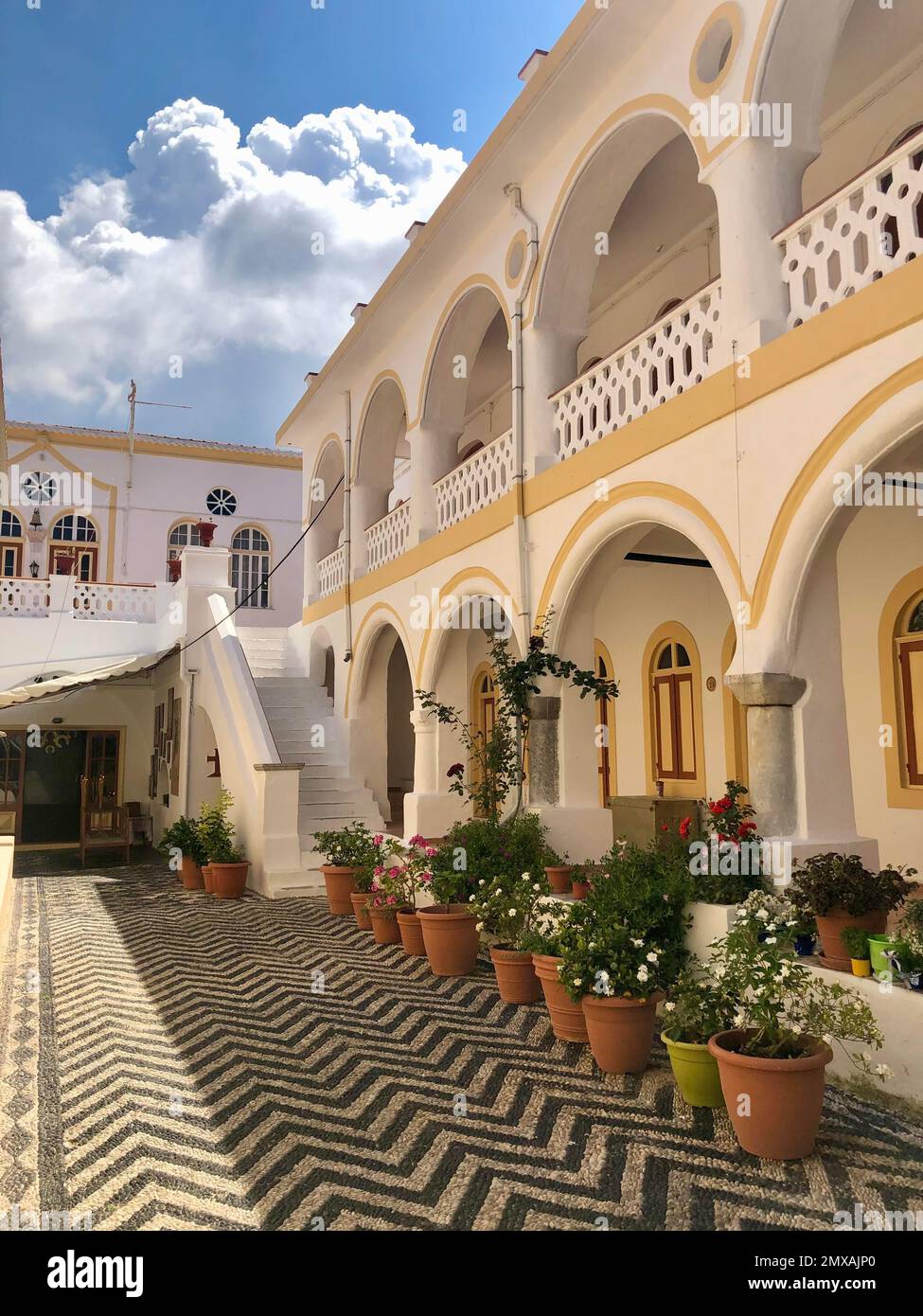 Cour intérieure avec fleurs, Monastère de l'Archange Panormitis, Symi, Dodécanèse, Grèce Banque D'Images