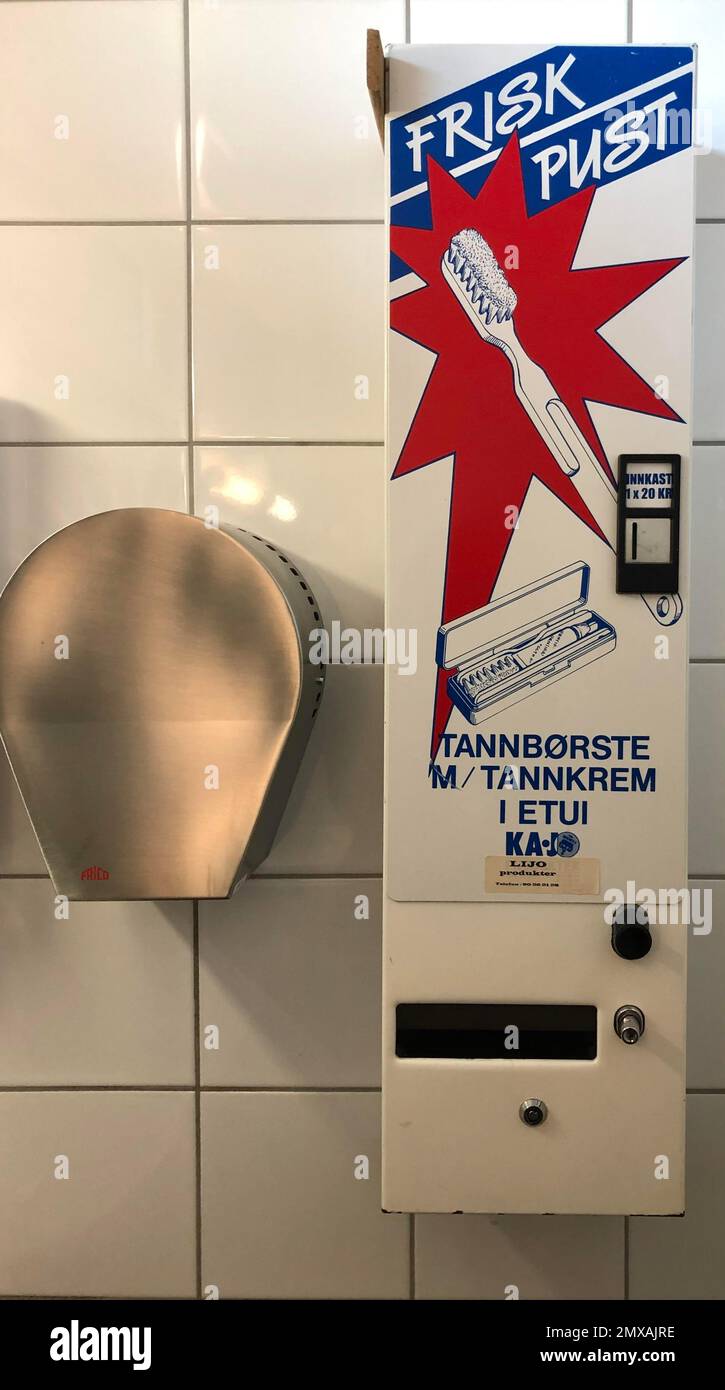 Sèche-mains et distributeur automatique de brosses à dents dans les toilettes, Norvège Banque D'Images