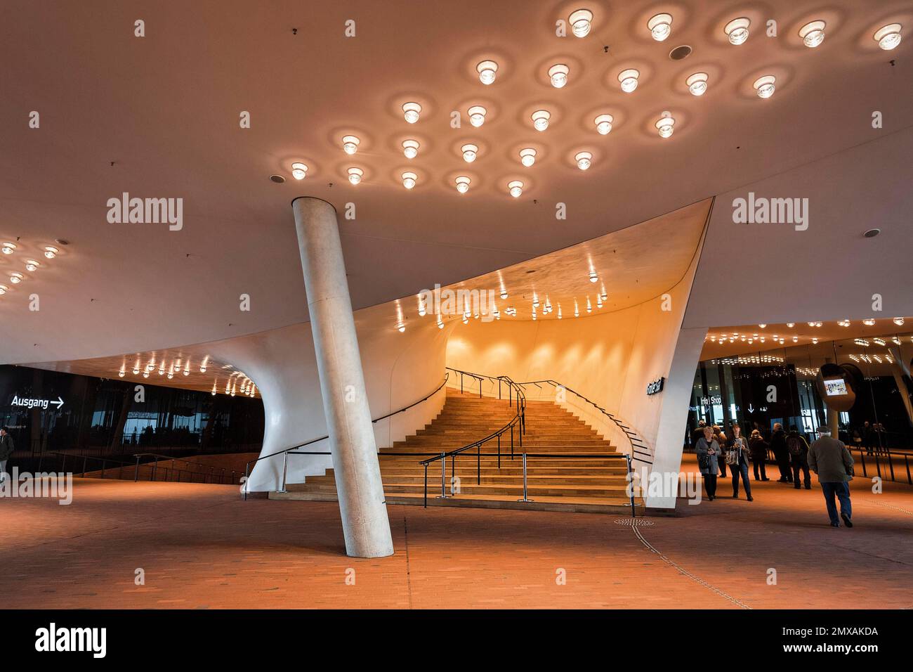 Visiteurs sur la Plaza, escalier illuminé, salle de concert Elbe Philharmonic Hall, Hambourg, Allemagne Banque D'Images