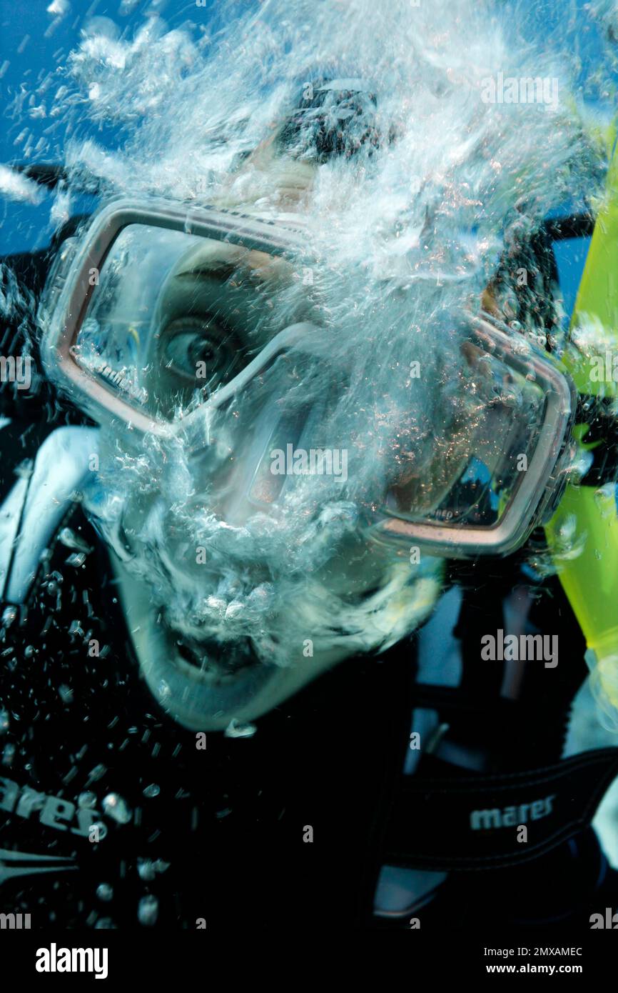 Portrait de plongeur sous l'eau, sans régulateur, attaque de panique, simulation, Port Safaga, Mer Rouge, Égypte Banque D'Images