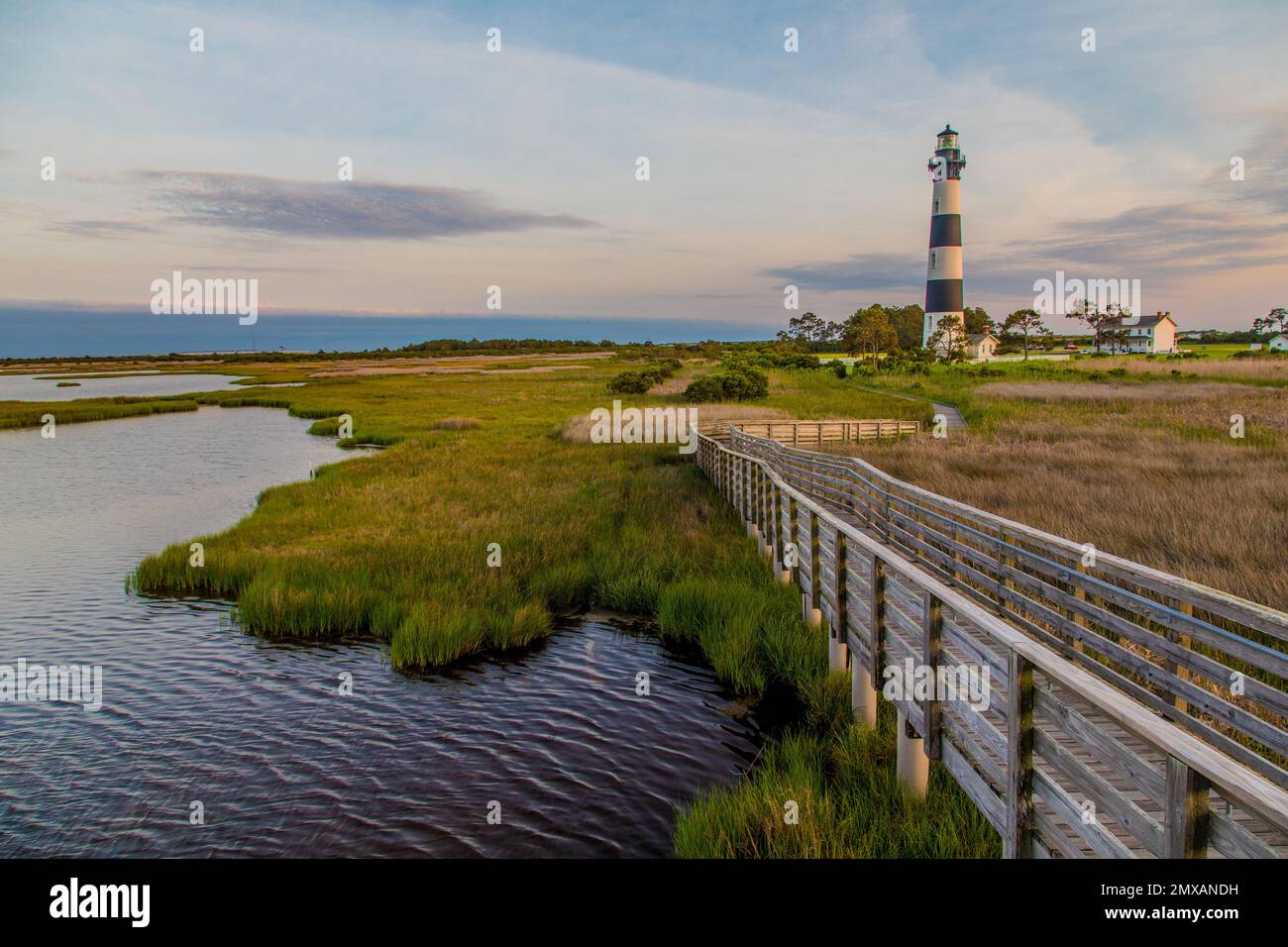 Vue sur le phare de l'île de Bodie au coucher du soleil, juste au sud de Nags Head, en Caroline du Nord, dans les rives extérieures Banque D'Images