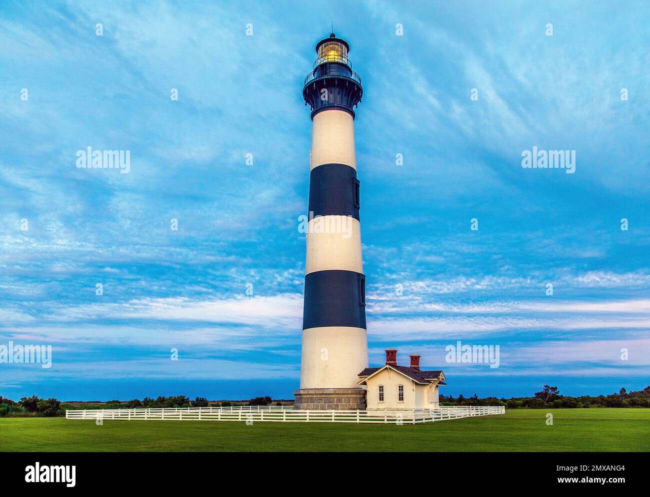 Vue sur le phare de l'île de Bodie au coucher du soleil, juste au sud de Nags Head, en Caroline du Nord, dans les rives extérieures Banque D'Images
