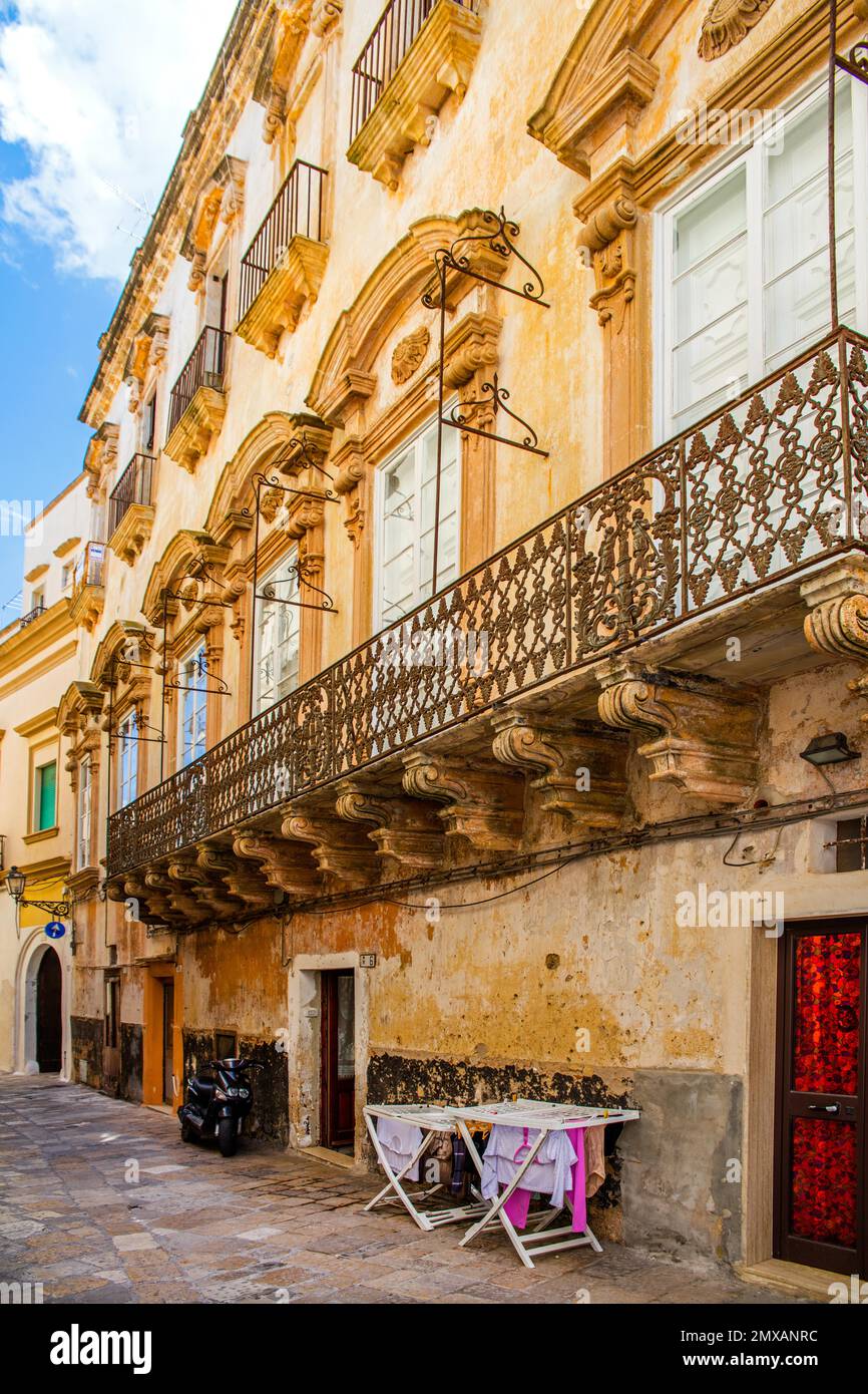 Allée avec sèche-linge, Gallipoli, Puglia, Gallipoli, Puglia, Italie Banque D'Images