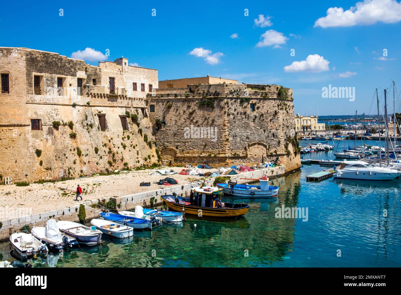 Castelo avec port de pêche Gallipoli, Puglia, Gallipoli, Puglia, Italie Banque D'Images