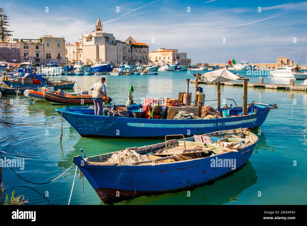 Port de pêche en face de la vieille ville, Trani, Puglia, Italie Banque D'Images
