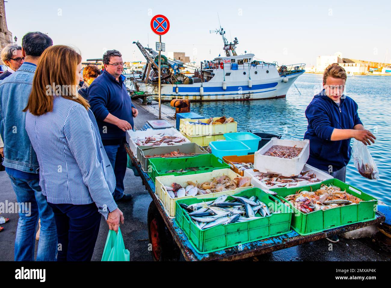 Pêcheur au port de pêche, Trani, Puglia, Trani, Puglia, Italie Banque D'Images