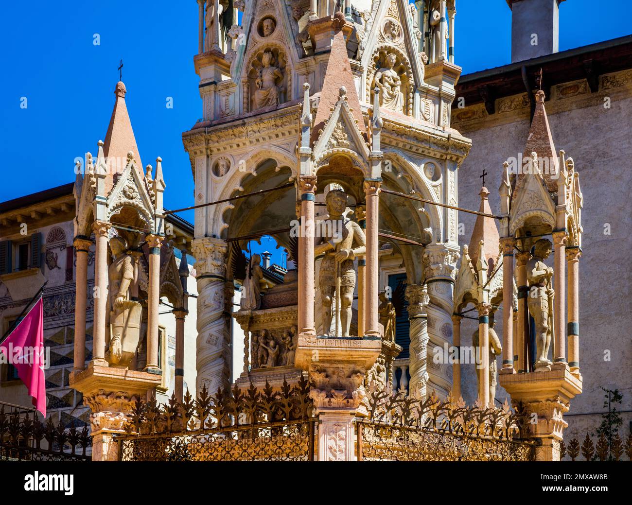 Tombe hexagonale du Cansignorio, Scavi Scaligeri, tombes familiales, Vérone du 14th siècle avec vieille ville médiévale, Vénétie, Italie, Vérone, Vénétie, Italie Banque D'Images