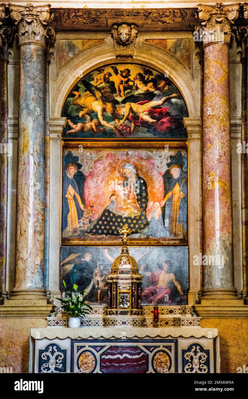 Chapelle de la Madonna du Rosaire, par Demenico Curtoni avec peinture par Lorenzo Veneziano, 1585-1596, Basilique di Sant' Anastasia, vers 1290, italien Banque D'Images