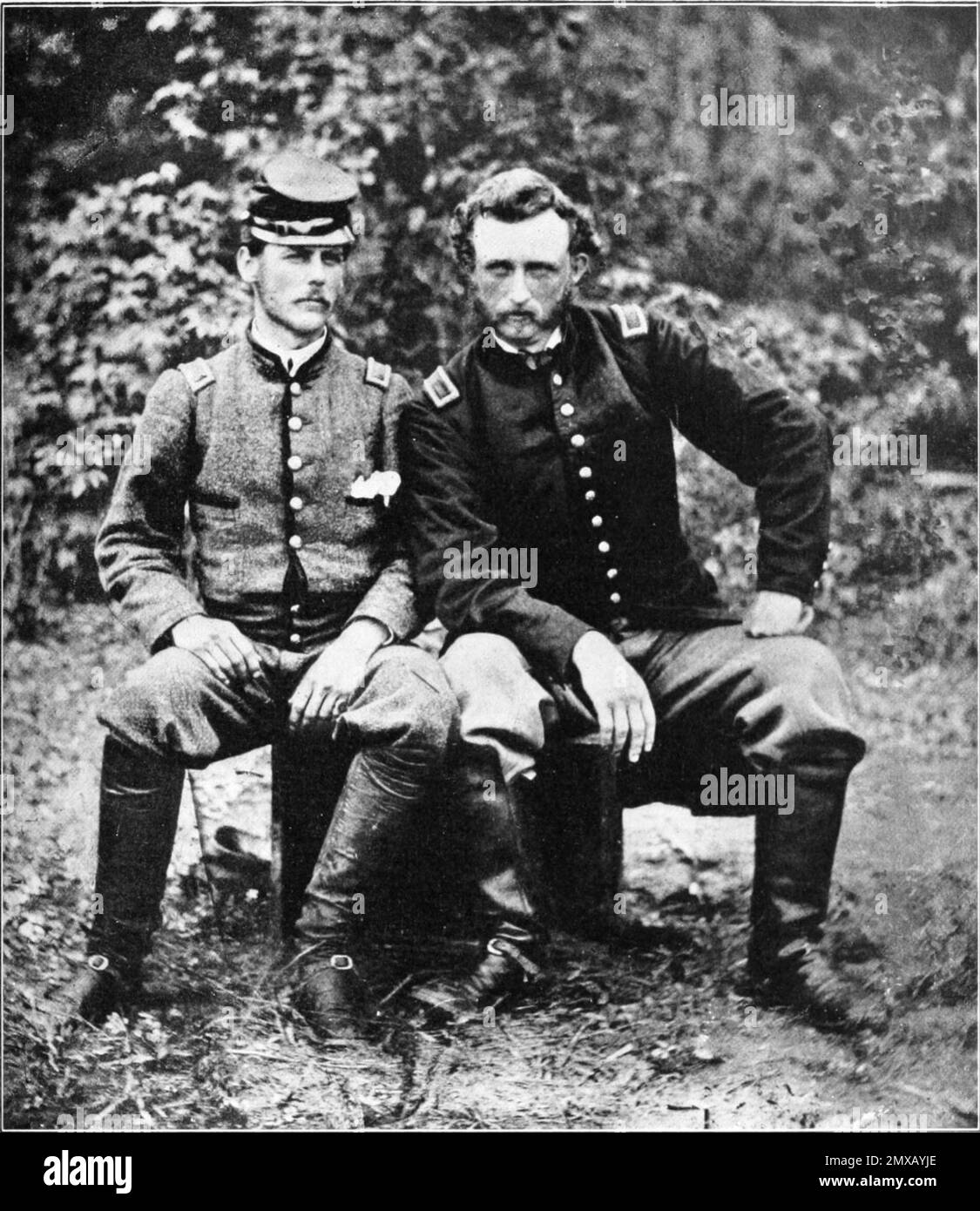La bataille de sept pins (également connue sous le nom de bataille de Fair Oaks ou de Fair Oaks Station) a eu lieu sur 31 mai et 1 juin 1862, dans le comté de Henrico, en Virginie, dans le cadre de la campagne de la péninsule de la guerre civile américaine. C'était le point culminant d'une offensive sur la péninsule de Virginie menée par le général de division de l'Union George McClellan, dans laquelle l'armée du Potomac a atteint la périphérie de Richmond. Dans cette photo, le lieutenant George Custer a pris une photo avec un ancien camarade classe, un ami et un prisonnier confédéré capturé, le lieutenant J.B. Washington, aide au général Johnston à Fair Oaks. Banque D'Images