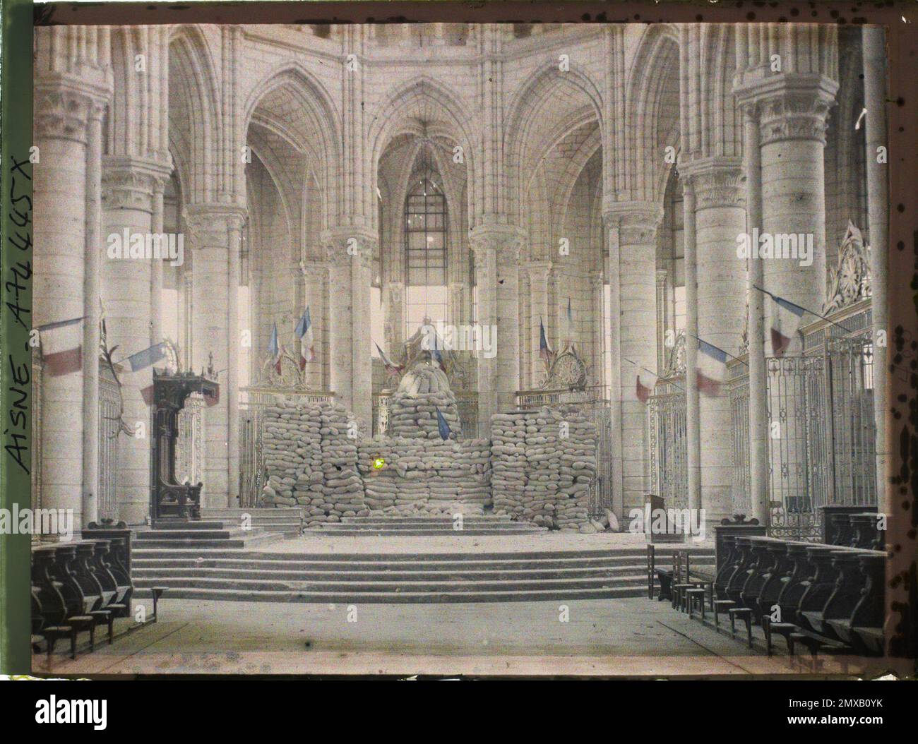 Soissons, Aisne, France intérieure de la cathédrale, l'autel protégé par des sacs de sable et les drapeaux français accrochés aux piliers , Banque D'Images