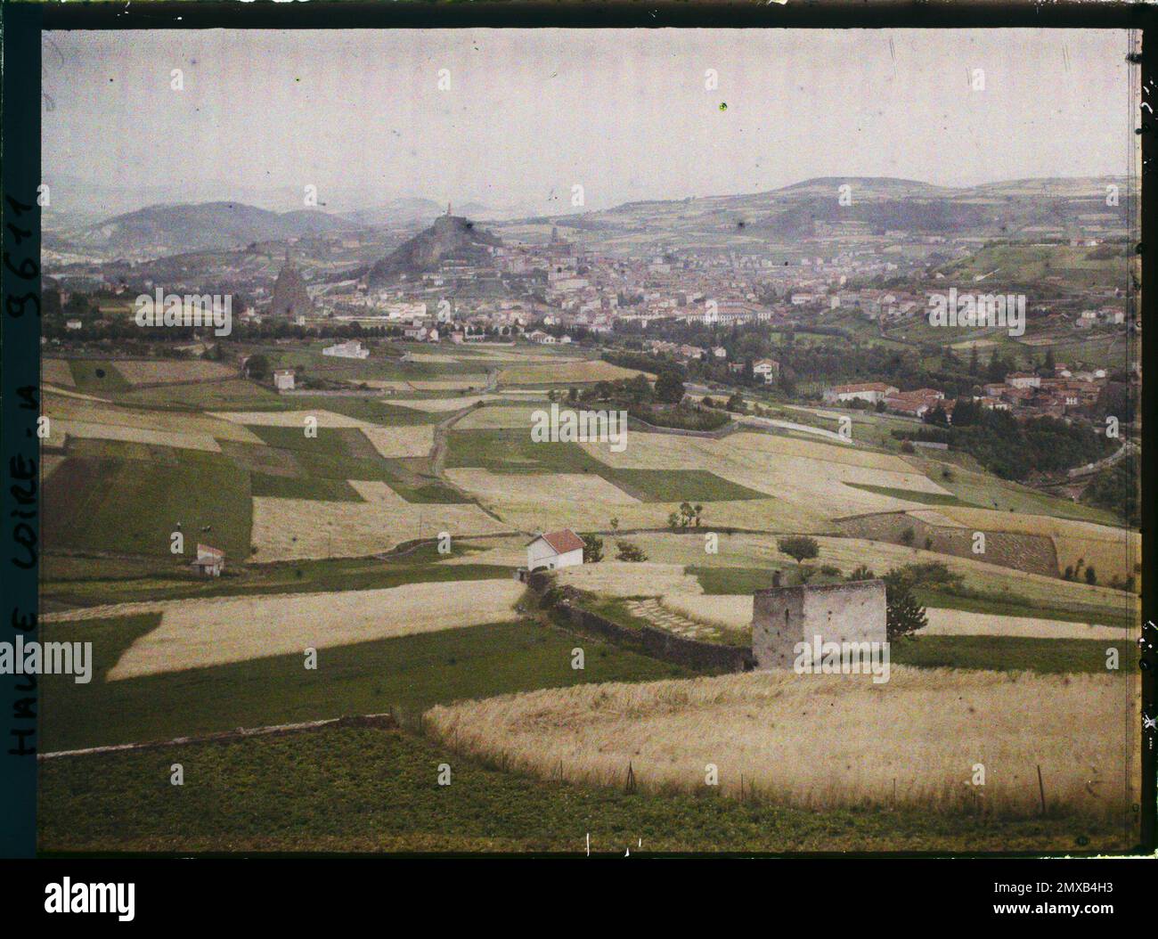 Espaly-Saint-Marcel, France la ville de Puy-en-Velay vue de la Côte de l'Hermitage , 1916 - provinces françaises - Jean Brunhes, Auguste Léon et Georges Chevalier - (avril-juillet) Banque D'Images