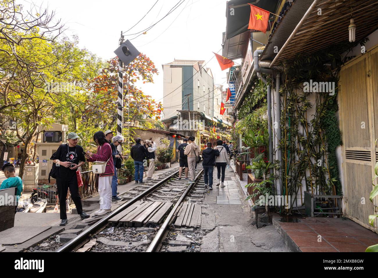 Hanoï, Vietnam, janvier 2023. le passage d'un train le long des voies entre les maisons du vieux quartier du centre-ville Banque D'Images