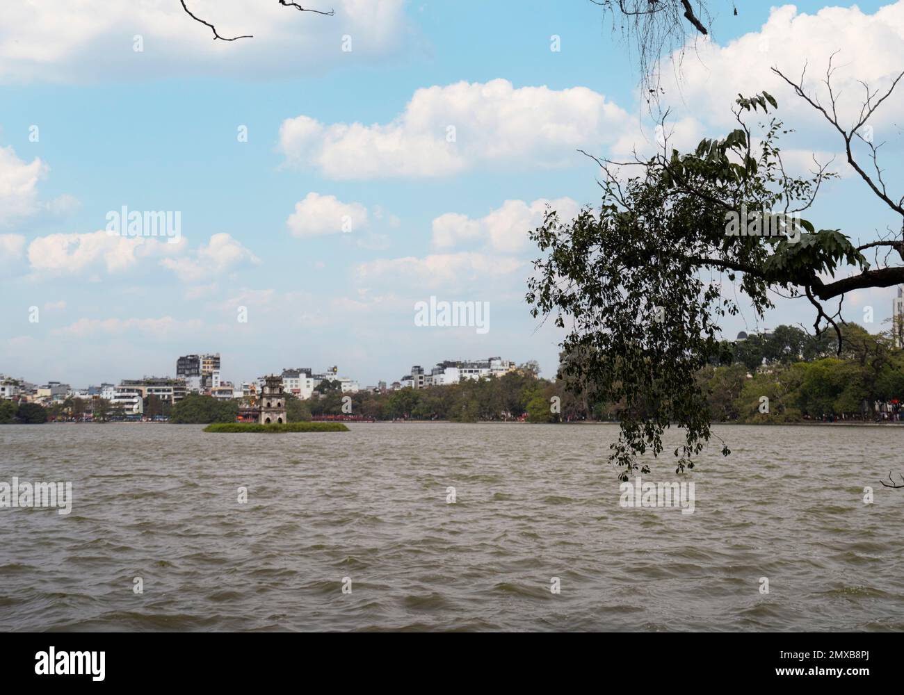 Hanoï, Vietnam, janvier 2023. Thap Rua Tower dans le lac Hoan Kiem dans le centre-ville Banque D'Images