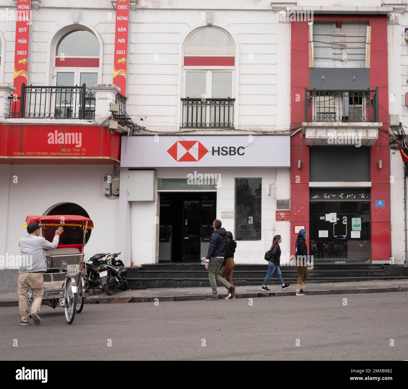 Hanoï, Vietnam, janvier 2023. Un guichet automatique bancaire HSBC dans le centre-ville Banque D'Images
