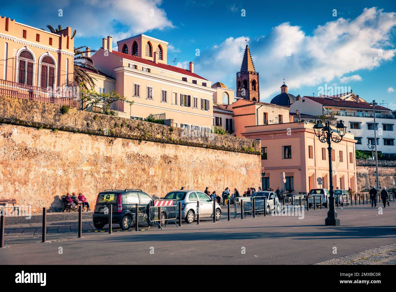 Сharm des anciennes villes d'Europe. Captivante soirée paysage urbain de la ville d'Alghero, province de Sassari, Italie, Europe. Magnifique scène de printemps de sa Banque D'Images