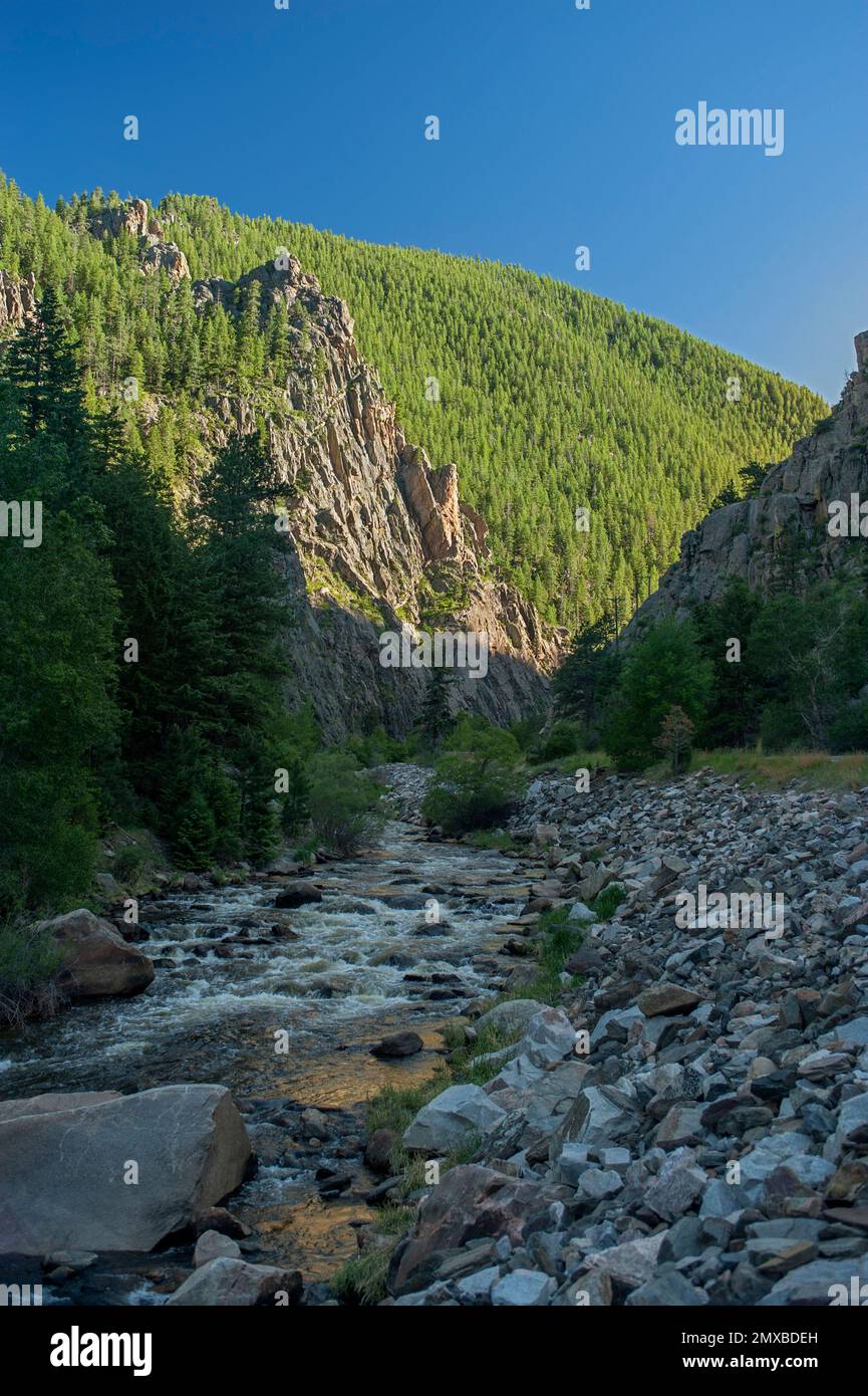 La rivière Big Thompson et le Canyon dans le Colorado. C'est l'une des routes vers le parc national des montagnes Rocheuses. Banque D'Images
