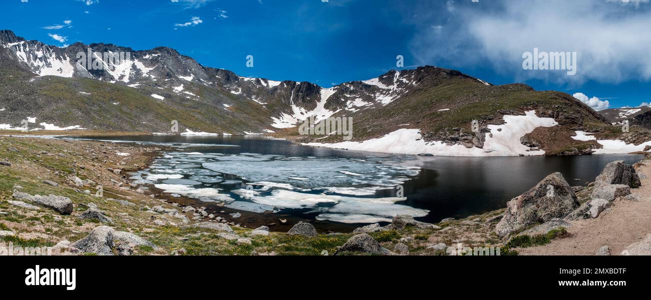 Summit Lake sur le mont Evans du Colorado (pic à l'extrême gauche) à la fin de juin, où il est encore au printemps. Banque D'Images