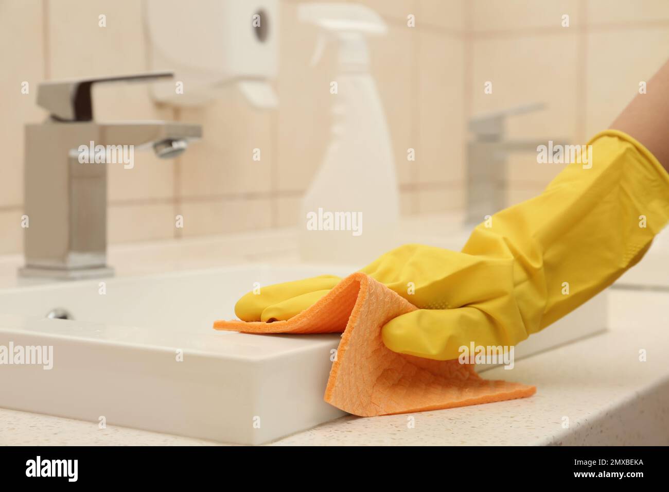Femme nettoyant lavabo avec un chiffon dans la salle de bains, gros plan  Photo Stock - Alamy