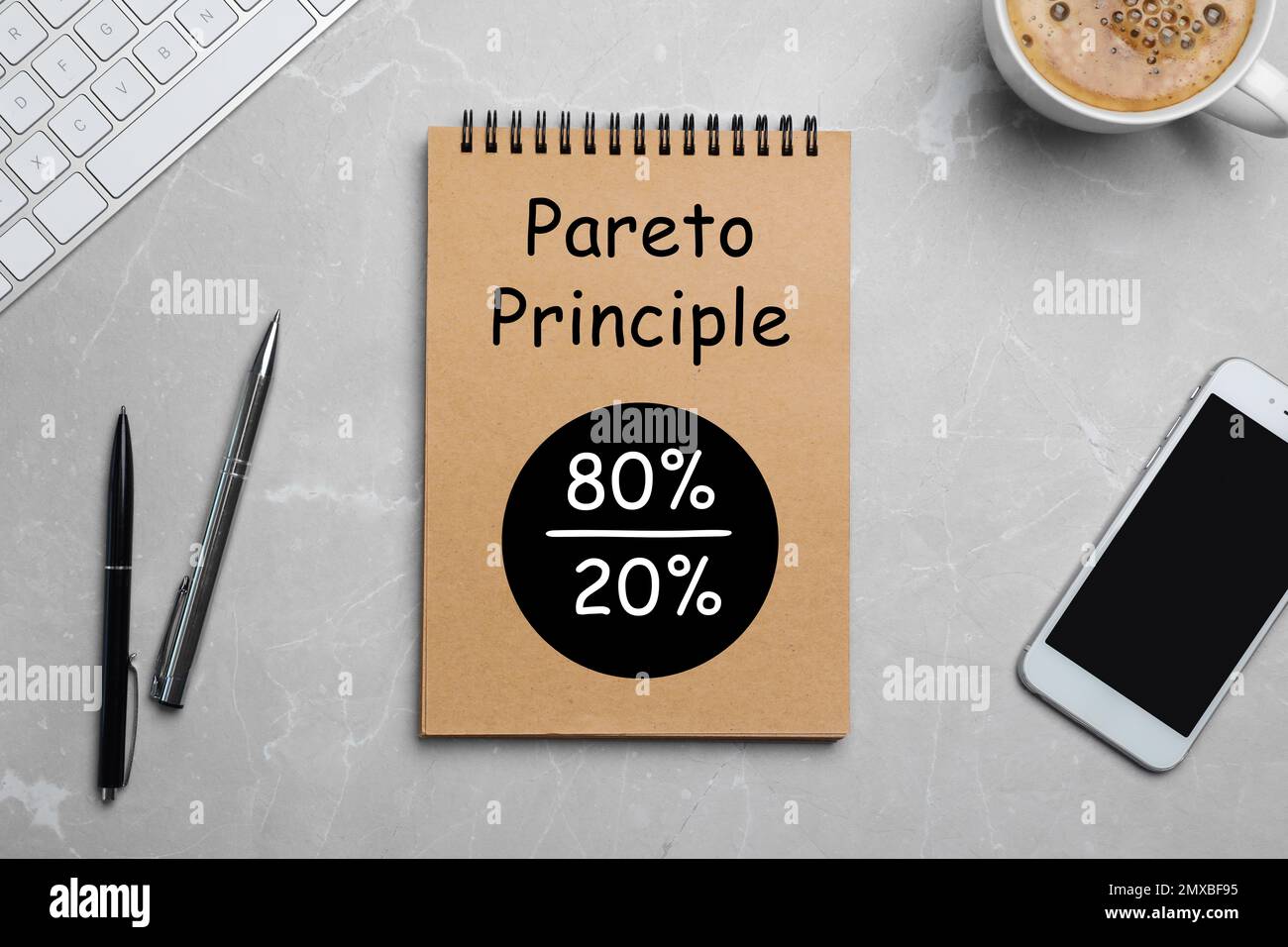 Concept de principe de Pareto. Carnet avec représentation de 80/20 règles sur une table en marbre, posé à plat Banque D'Images