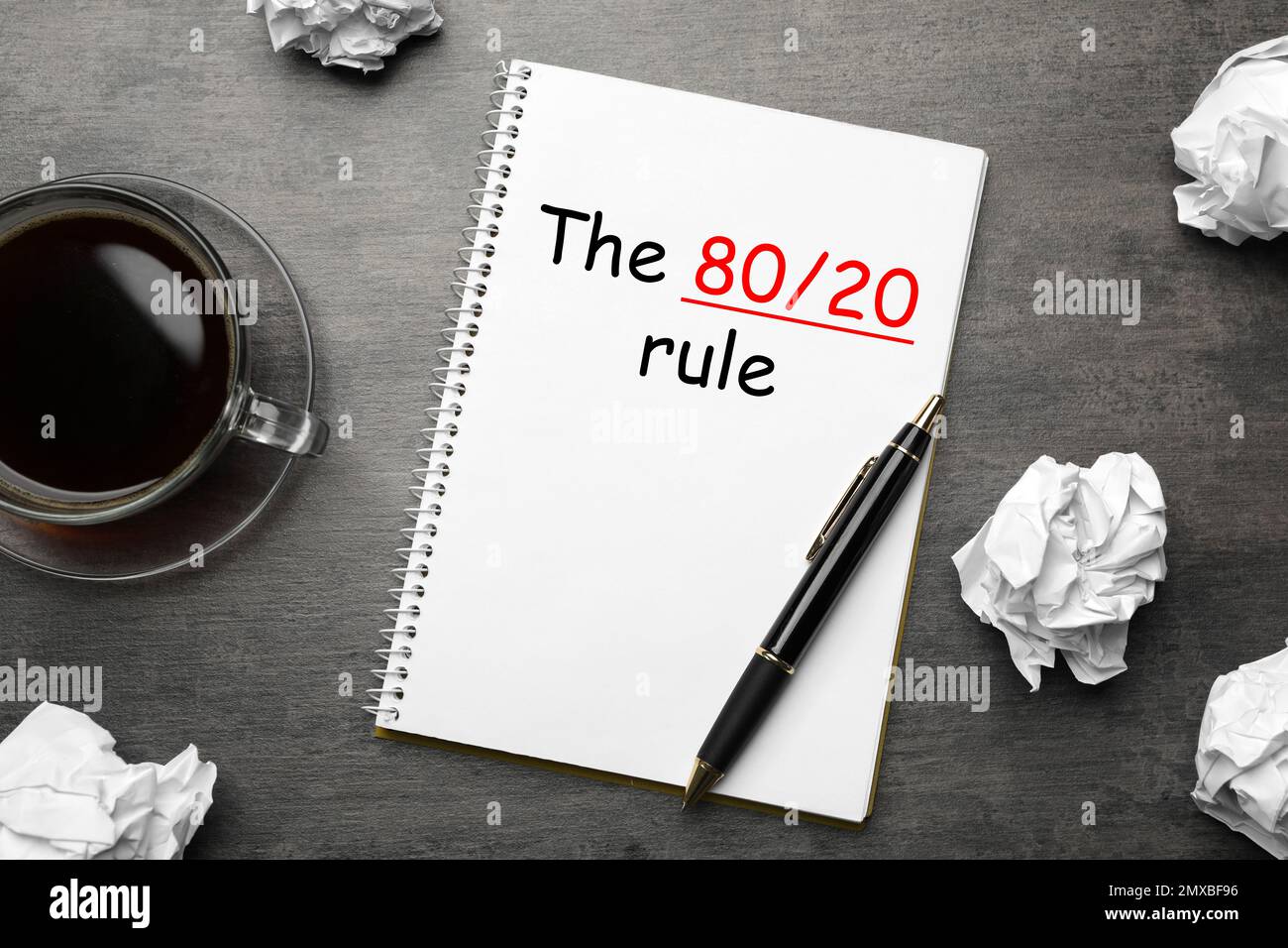 Concept de principe de Pareto. Bloc-notes avec représentation de 80/20 règles sur fond gris, plat Banque D'Images