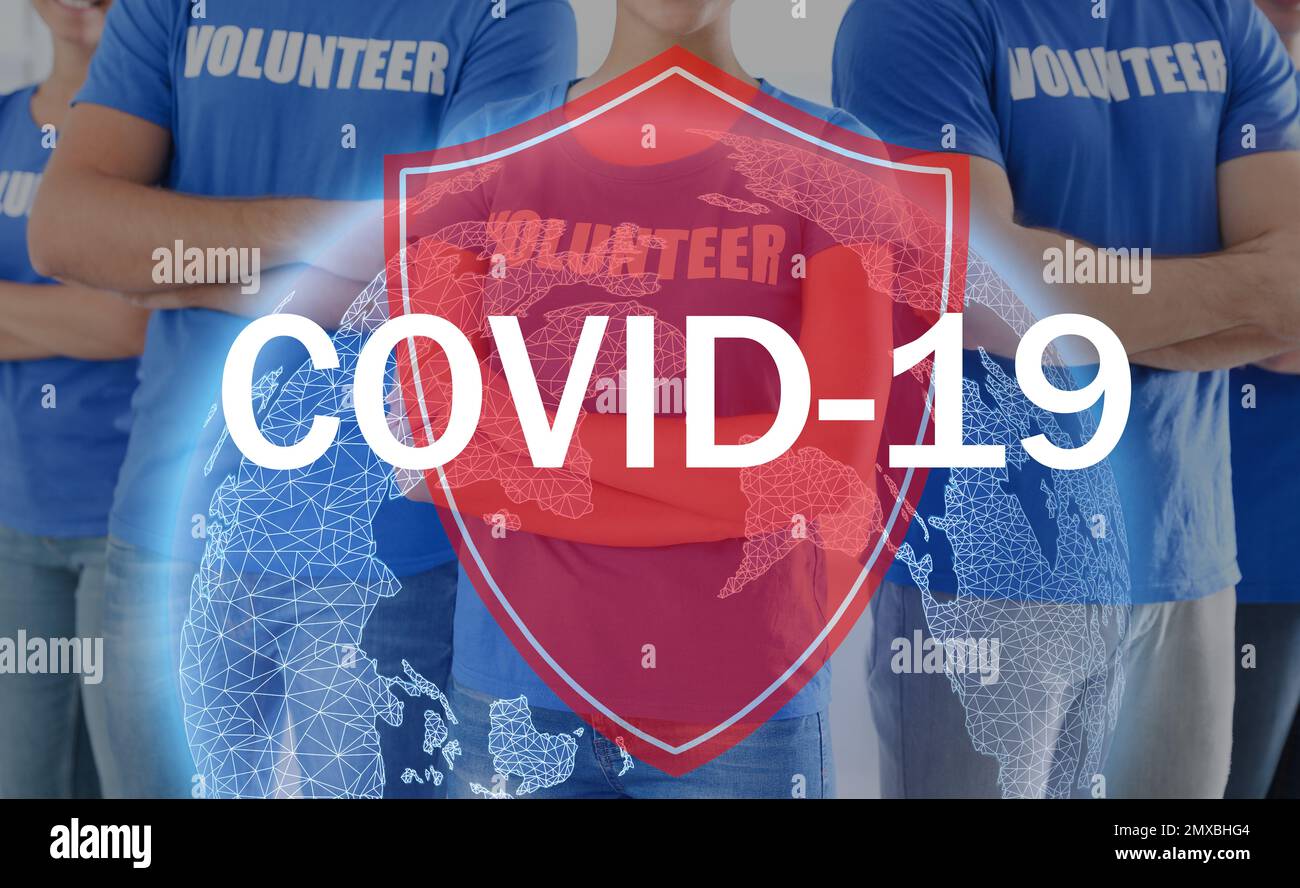 Volontaires s'unissant pour aider pendant l'épidémie de COVID-19, clôture. Illustrations Shield et World globe contre un groupe de personnes Banque D'Images