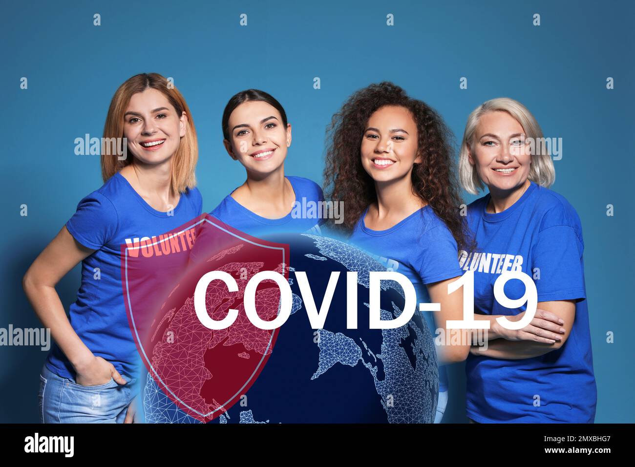 Les bénévoles s'unissent pour aider pendant l'épidémie de COVID-19. Groupe de personnes sur fond bleu, globe et illustrations de bouclier Banque D'Images