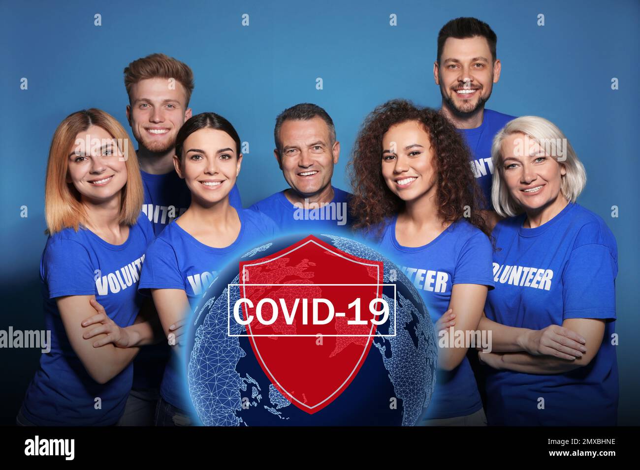 Les bénévoles s'unissent pour aider pendant l'épidémie de COVID-19. Groupe de personnes sur fond bleu, globe et illustrations de bouclier Banque D'Images