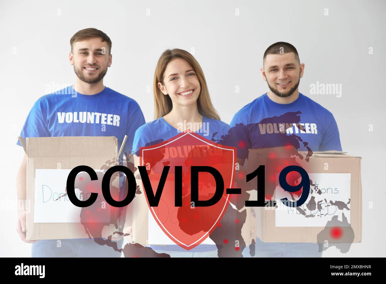 Les bénévoles s'unissent pour aider pendant l'épidémie de COVID-19. Groupe de personnes avec des dons sur fond clair, bouclier et illustrations de la carte du monde Banque D'Images