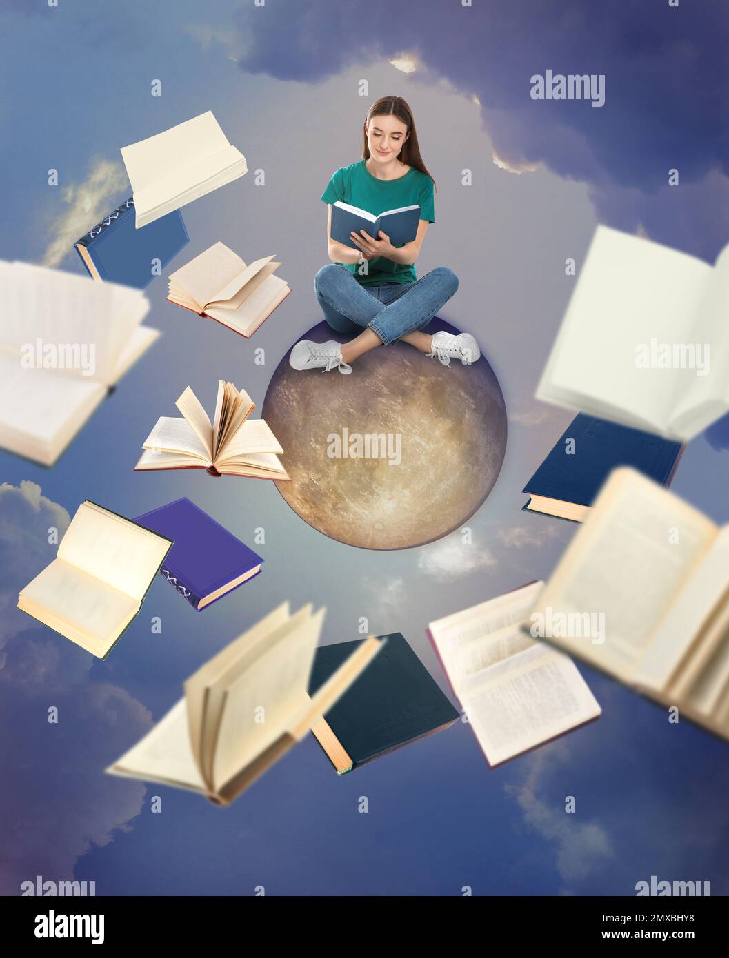 Jeune femme assise sur la lune et des livres volants Banque D'Images