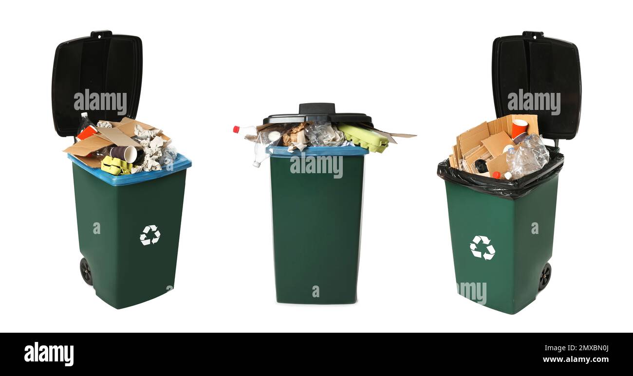 Ensemble de poubelles avec ordures sur fond blanc. Gestion et recyclage des déchets Banque D'Images