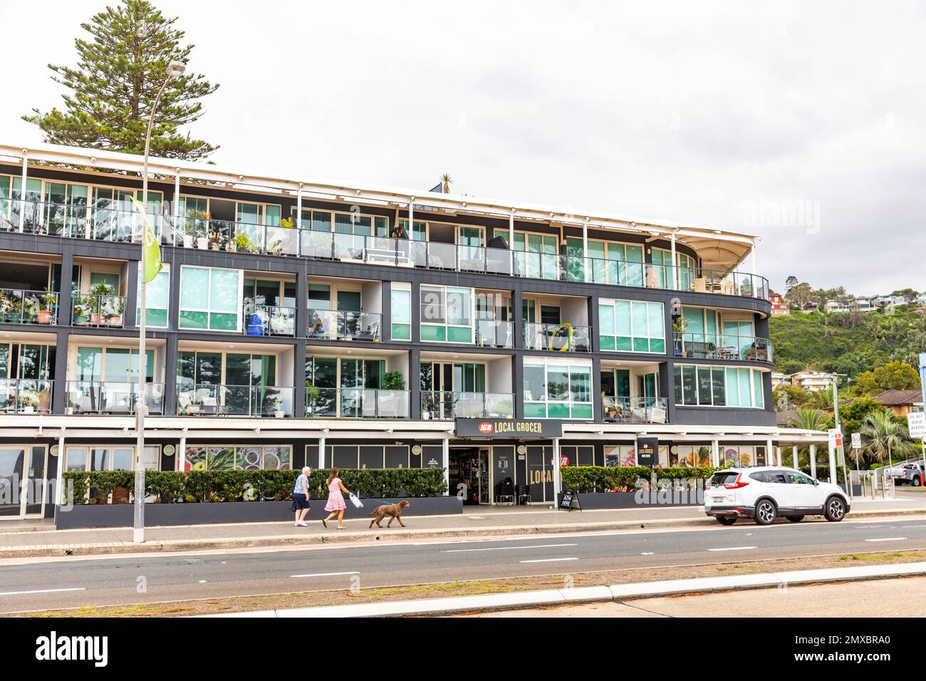 Immeuble d'appartements et unités résidentielles avec IGA local épicerie, Collaroy plage banlieue, Sydney, NSW, Australie Banque D'Images