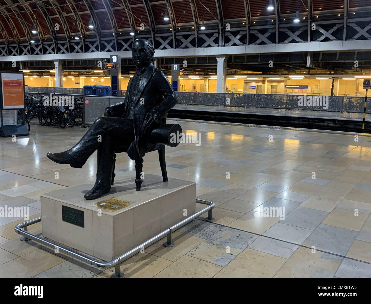 Une statue d'Isambard Kingdom Brunel est située sur une plate-forme vide à la gare de Paddington dans l'ouest de Londres, alors que les conducteurs de train membres d'Aslef et du syndicat des chemins de fer, des Maritimes et des Transports (RMT) prennent à nouveau les lignes de piquetage dans un long conflit sur la rémunération, les emplois et les conditions. Date de la photo: Vendredi 3 février 2023. Banque D'Images