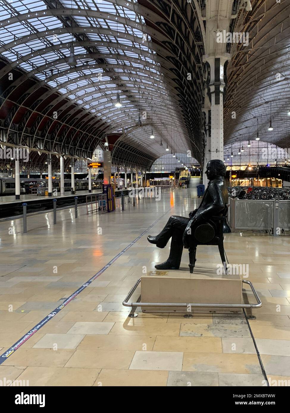 Une statue d'Isambard Kingdom Brunel est située sur une plate-forme vide à la gare de Paddington dans l'ouest de Londres, alors que les conducteurs de train membres d'Aslef et du syndicat des chemins de fer, des Maritimes et des Transports (RMT) prennent à nouveau les lignes de piquetage dans un long conflit sur la rémunération, les emplois et les conditions. Date de la photo: Vendredi 3 février 2023. Banque D'Images